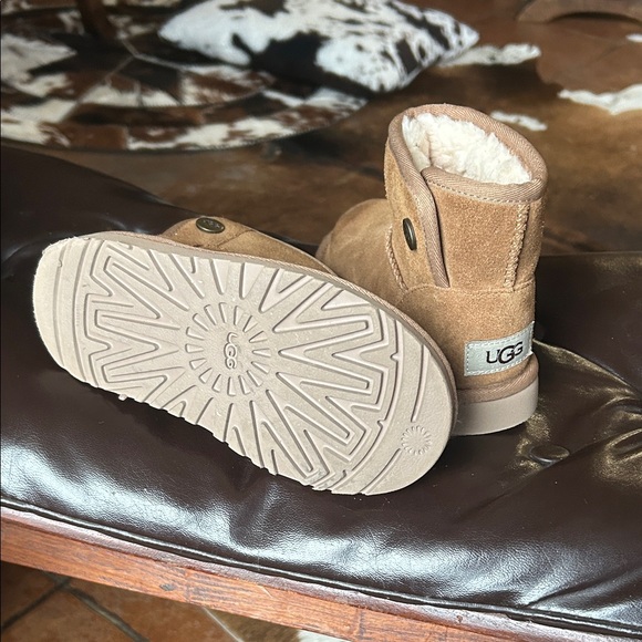 UGG Chestnut Kids Boots - Picture 3 of 4